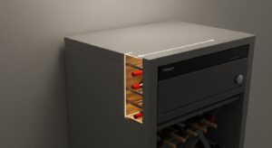 ワインセラーの背面と上部を写したクローズアップ画像。壁との間に適切な放熱スペースが確保されている様子を示している。
